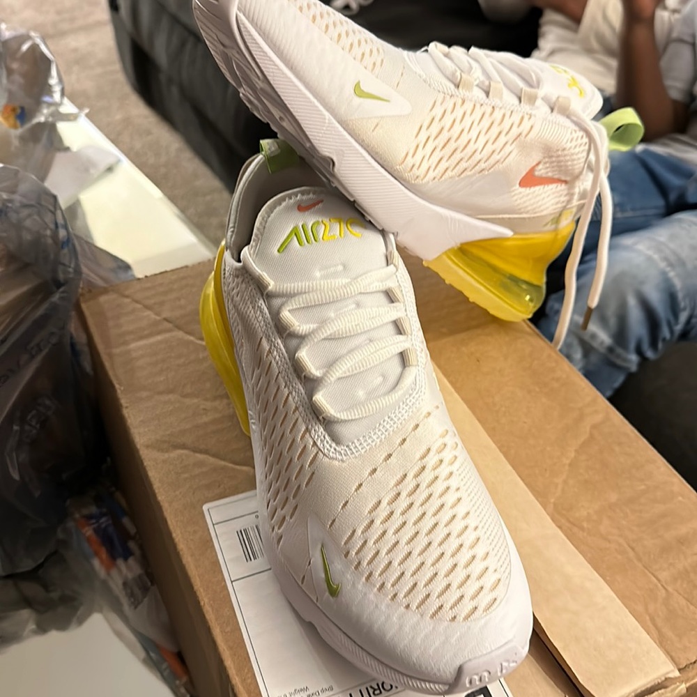 Women’s Nike 270…. Brand new never been worn. Bought them too big